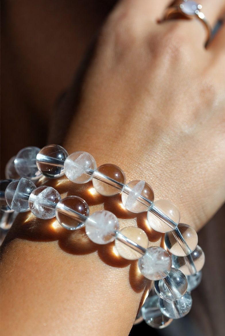 Photo d'un bracelet en cristal de roche de chez Arkenstones.com