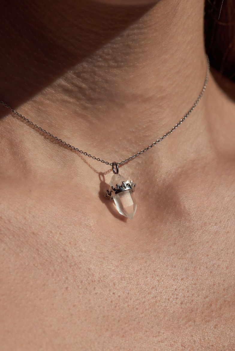 Photo d'un collier avec un cristal de roche de chez Arkenstones.com